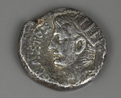 Gros plan sur une pièce d'argent portant le visage d'un homme