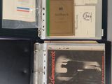 un classeur contenant de nombreux livres