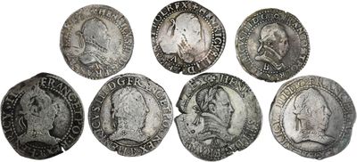 six types différents de pièces d'argent sur fond blanc