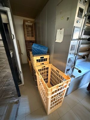 deux paniers posés par terre devant un réfrigérateur