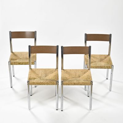trois chaises en bois aux pieds métalliques et aux assises en osier, sur fond blanc