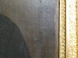 un vieux tableau représentant un homme en costume noir et cravate
