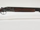 un vieux fusil de chasse avec un canon en bois et un socle en acrylique transparent