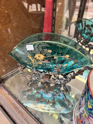 un vase en verre posé sur une table en verre