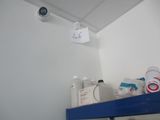 une affiche accrochée au mur au-dessus d'une étagère dans une salle de bains