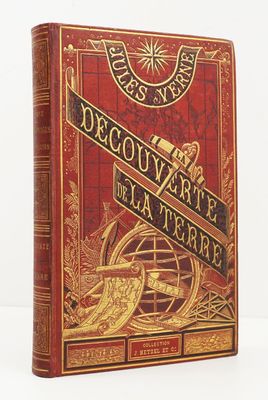 la couverture d'un livre rouge et or sur laquelle figure un compas
