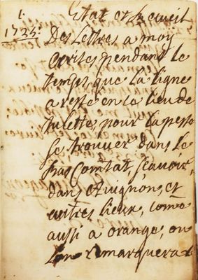 un vieux livre écrit posé sur une table