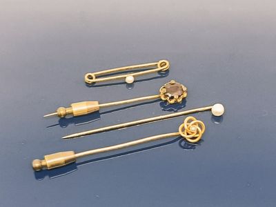 cinq types d'outils différents posés sur une surface bleue