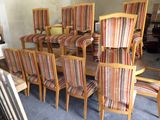 un grand nombre de chaises dans une pièce