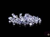 de très jolis diamants violets sur un fond noir