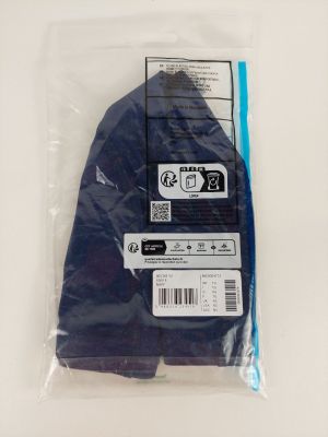 un sac en plastique contenant un chapeau bleu