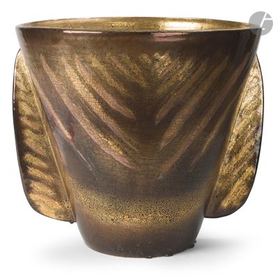 une coupe en or contenant une cuillère, posée sur une surface blanche