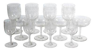 un grand nombre de verres à vin vides posés sur une table