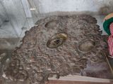 une table en bois surmontée d'une horloge