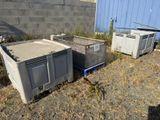 deux vieux réfrigérateurs posés dans l'herbe à côté d'un bâtiment