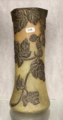 un vase orné d'un motif de feuilles