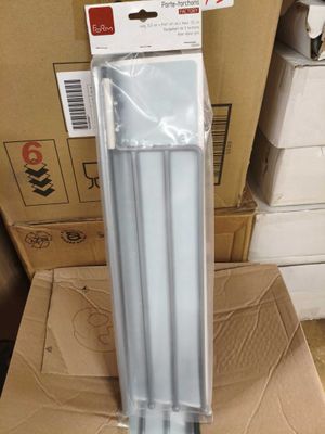 une pile de boîtes sur lesquelles est fixée une sorte de lumière