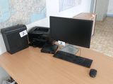 un bureau sur lequel se trouvent un écran, un clavier, une souris et un autre écran