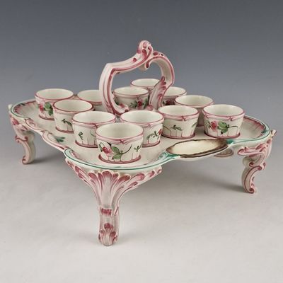 un plateau sur lequel sont posées des tasses et des soucoupes