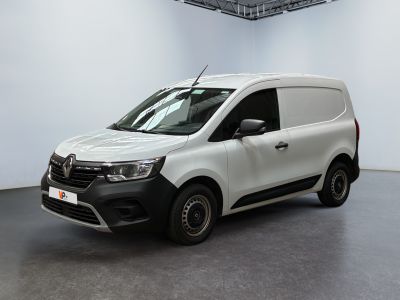 La camionnette blanche est garée dans une grande pièce blanche