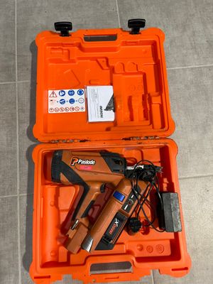 une trousse à outils dans un coffret en plastique posé sur le sol