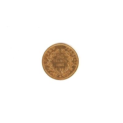 gros plan d'une pièce d'or sur une surface blanche
