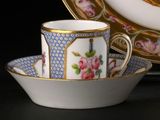 une tasse et une soucoupe posées sur une table