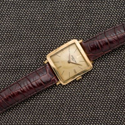 gros plan d'une montre sur une surface noire