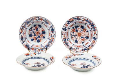 paire d'assiettes bleues et blanches à motifs floraux