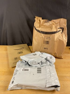 un sac de nourriture posé sur une table à côté d'un sac de nourriture