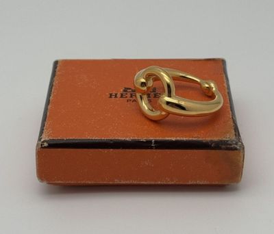 une image représentant une bague en or posée sur une boîte