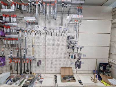 une photo d'un établi sur lequel sont posés de nombreux outils