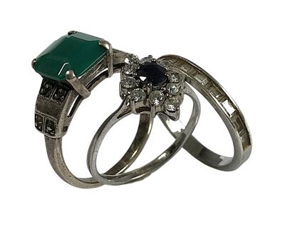 deux bagues en argent ornées d'une pierre verte