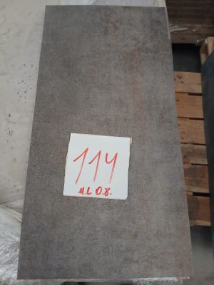 un gros plan sur un morceau de métal sur lequel est collé un autocollant