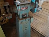 une machine qui se trouve à l'intérieur d'un bâtiment