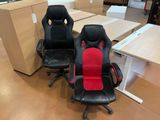 deux chaises de bureau noires et rouges placées l'une à côté de l'autre