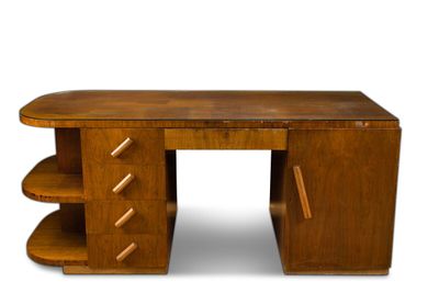 une image représentant un bureau en bois muni de tiroirs et d'étagères