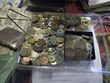 beaucoup de pièces de monnaie dans un récipient posé sur une table