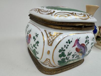 une boîte blanche et dorée ornée de fleurs et d'oiseaux