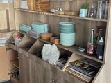 une cuisine avec un meuble en bois et un plan de travail sur lequel sont posés des plats
