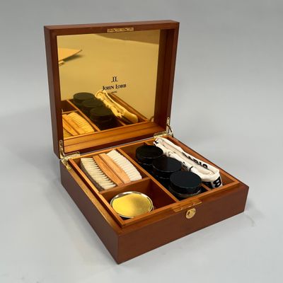une boîte en bois contenant une paire de chaussures