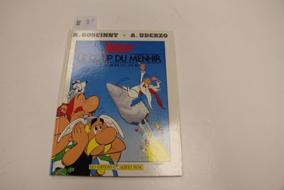 une image représentant un album de bande dessinée posé sur une table blanche