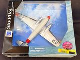 un petit avion en jouet qui se trouve dans la boîte posée sur la table