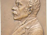 plaque représentant un homme en costume-cravate sur fond blanc