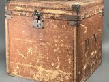 une vieille valise posée sur une table