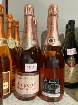plusieurs bouteilles de vin sont alignées sur un comptoir