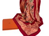 une image représentant une écharpe rouge et rose et une boîte orange