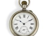 une vieille montre de poche dont le cadran comporte des chiffres romains