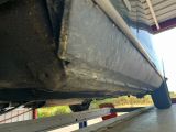 un gros plan du pare-chocs d'une voiture sur une remorque à plateau