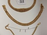 Deux chaînes en or et un collier sont exposés